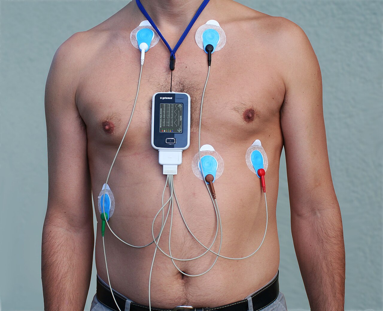 Holter připnutý ke šňůře, která se podobně jako klíčenka přehodí přes hlavu kolem krku.