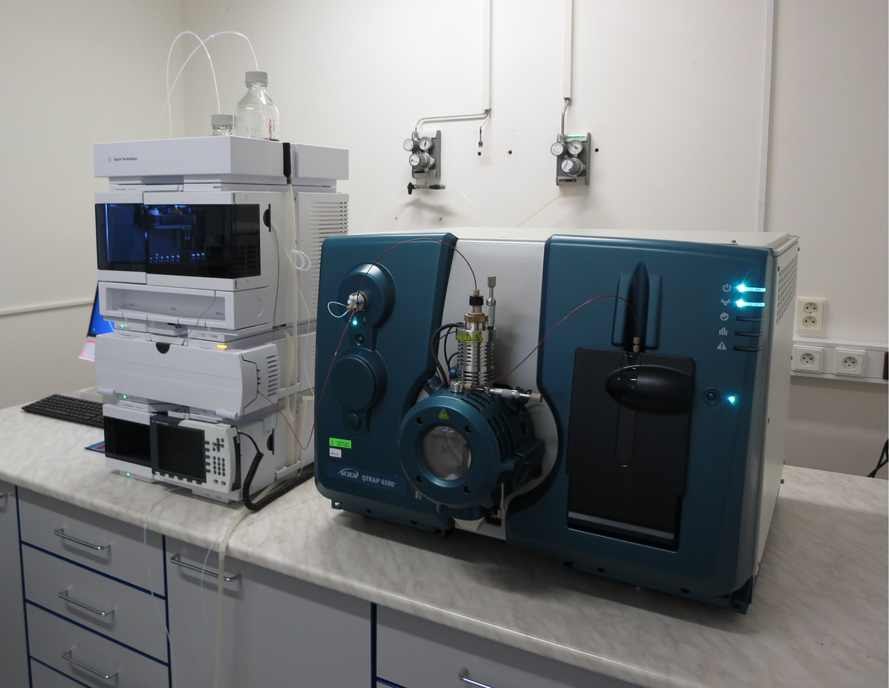 Kapalinový chromatograf s hmotnostním spektrometrem, který se používá zejména ke stanovení reziduí pesticidů v potravinách v laboratoři SZPI v Praze.
