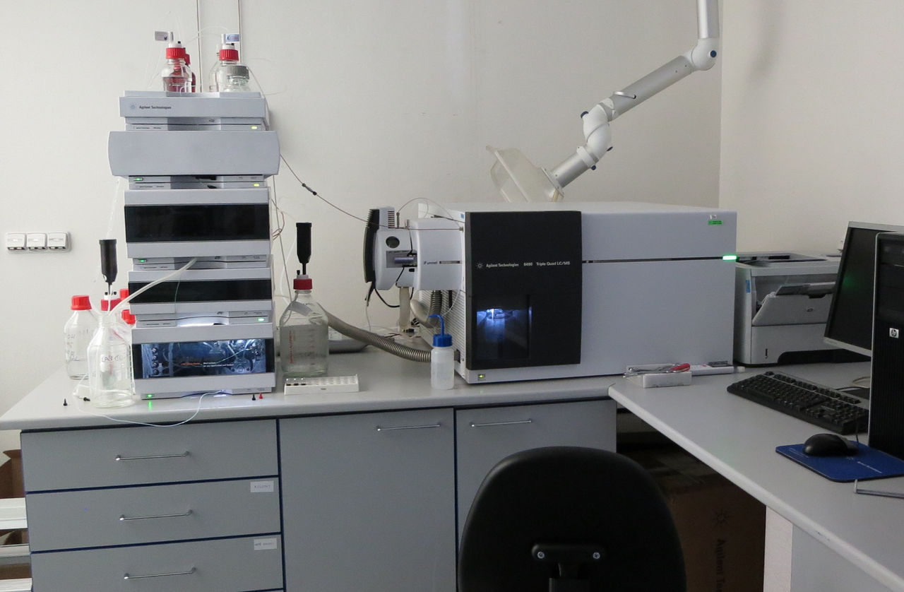 Kapalinový chromatograf s hmotnostním spektrometrem používaný zejména ke stanovení mykotoxinů a rostlinných toxinů v potravinách v laboratoři SZPI v Praze.