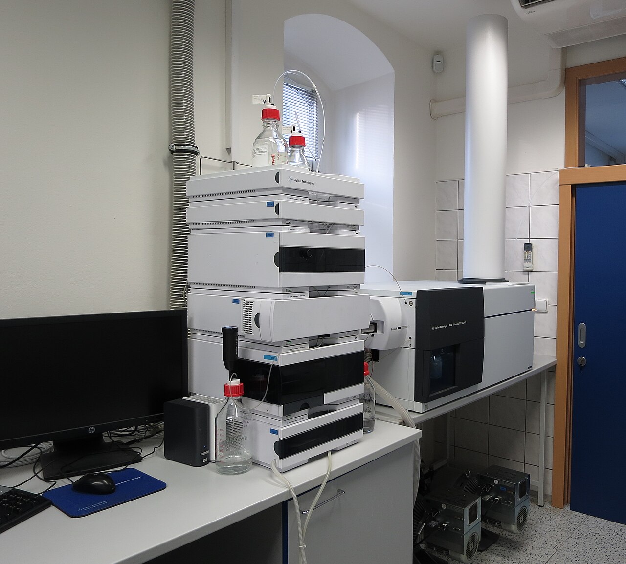 Kapalinový chromatograf s hmotnostním spektrometrem pracujícím na principu doby letu v kombinaci s kvadrupolovým analyzátorem (qTOF). Umožňuje měření v tzv. vysokém rozlišení a slouží zejména k tzv. necílové analýze biologicky aktivních látek (např. nepovolená léčiva a rostlinné toxiny) v potravinách v laboratoři SZPI v Praze.