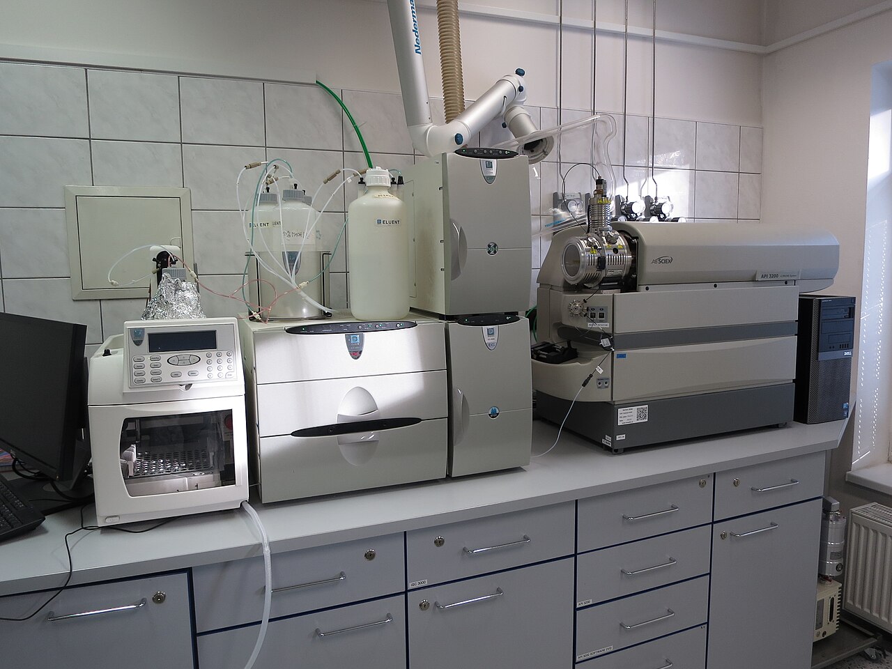 Iontový chromatograf v kombinaci s hmotnostním spektrometrem používaný ke stanovení polárních pesticidů v potravinách v laboratoři SZPI v Praze.